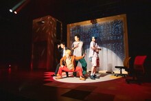 範宙遊泳 新作本公演「ディグ・ディグ・フレイミング！～私はロボットではありません～」より。（撮影：鈴木竜一朗）