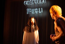 範宙遊泳 新作本公演「ディグ・ディグ・フレイミング！～私はロボットではありません～」より。（撮影：鈴木竜一朗）