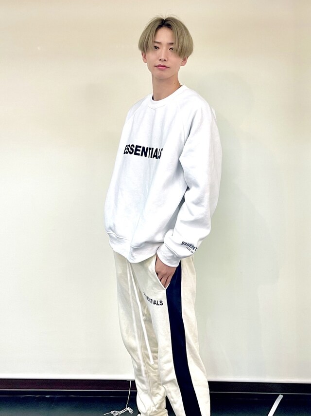 質感の異なる“白”の上下がおしゃれなコーディネート。