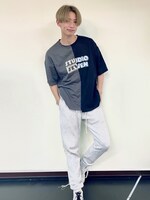 ポイントは、ツートンカラーのデザインがかわいいTシャツ。