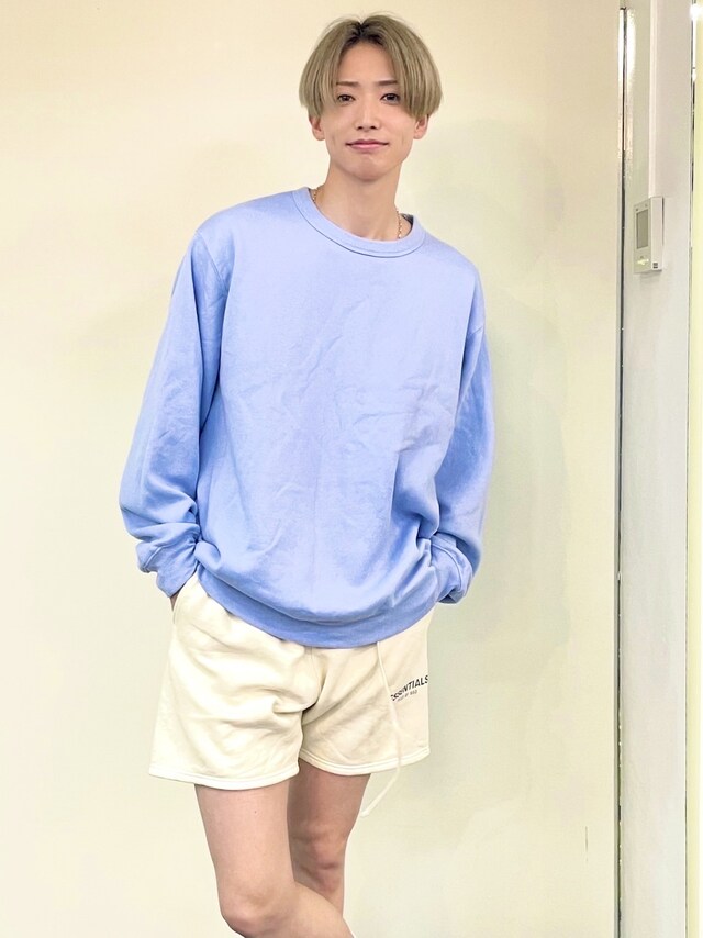 明るい髪色に、スカイブルーのスウェットが映える。