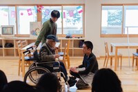 ワーク・イン・プログレス「エキストラの宴」より。