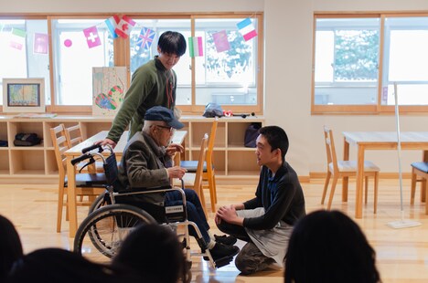 ワーク・イン・プログレス「エキストラの宴」より。