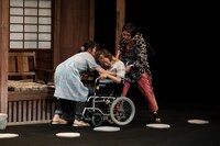 トリコ・A「へそで、嗅ぐ」より。（撮影：松本成弘）