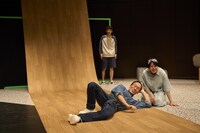 ハイバイ「ワレワレのモロモロ2022」より。（撮影：坂本彩美）