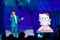 左から山崎育三郎、ハローキティ。