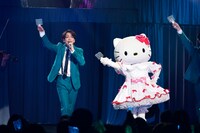 左から山崎育三郎、ハローキティ。