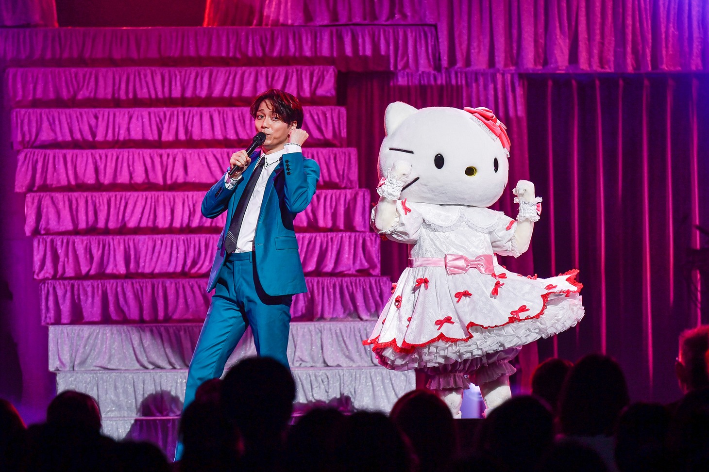 左から山崎育三郎、ハローキティ。