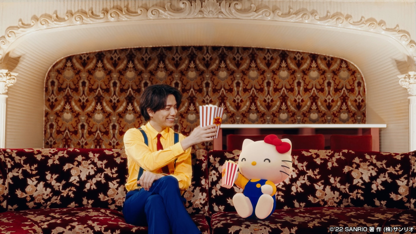 左から山崎育三郎、ハローキティ。