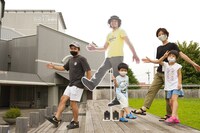 「近藤さんとポーズ！」より。(c)宮川舞子