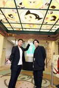 手塚治虫記念館・エントランスホールにて、左から中村福之助、中村歌之助。(c)松竹