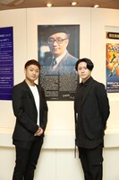 手塚治虫記念館・館内にて、左から中村福之助、中村歌之助。(c)松竹