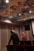 手塚治虫記念館・上映室「アトムビジョン」にて、天井を見上げる中村歌之助。(c)松竹
