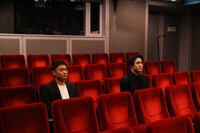 手塚治虫記念館・上映室「アトムビジョン」にて、左から中村福之助、中村歌之助。(c)松竹
