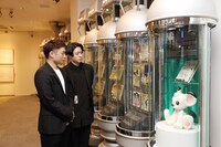 手塚治虫記念館・館内にて、左から中村福之助、中村歌之助。(c)松竹