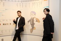 手塚治虫記念館・館内にて、左から中村福之助、中村歌之助。(c)松竹