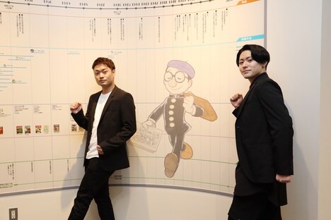 手塚治虫記念館・館内にて、左から中村福之助、中村歌之助。(c)松竹