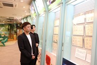 手塚治虫記念館・館内にて、左から中村福之助、中村歌之助。(c)松竹