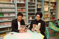 手塚治虫記念館・館内ライブラリーにて、左から中村福之助、中村歌之助。(c)松竹