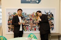 手塚治虫記念館・館内ライブラリーにて、左から中村福之助、中村歌之助。(c)松竹