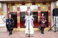 初日館前行事より。(c)松竹