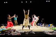 東京デスロック「再生」劇団Ver.より。（撮影：ふじまつたえこ）