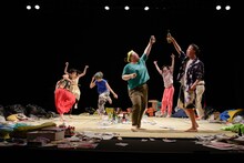 東京デスロック「再生」劇団Ver.より。（撮影：ふじまつたえこ）