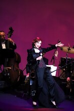 「MAKOTO SINGS GREATEST HITS WITH BIG BAND～真琴つばさ スタンダードを歌う～」より。