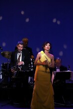 「MAKOTO SINGS GREATEST HITS WITH BIG BAND～真琴つばさ スタンダードを歌う～」より。