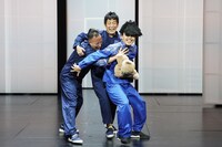 ジャンル・クロスII＜近藤良平×松井周＞「導かれるように間違う」より。（撮影：宮川舞子）