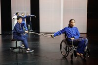 ジャンル・クロスII＜近藤良平×松井周＞「導かれるように間違う」より。（撮影：宮川舞子）