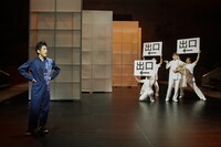 ジャンル・クロスII＜近藤良平×松井周＞「導かれるように間違う」より。（撮影：宮川舞子）