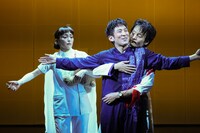 ジャンル・クロスII＜近藤良平×松井周＞「導かれるように間違う」より。（撮影：宮川舞子）