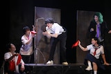 劇団鹿殺し 活動20周年記念公演vol.2「ランボルギーニに乗って」より。(撮影:和田咲子)