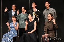 後列左から長塚圭史、前田旺志郎、大東駿介、北村有起哉、前列左から伊原六花、江口のりこ、前田敦子。