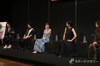 江口のりこ（右から2番目）の一言にツッコミを入れる長塚圭史（左端）。