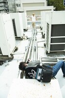 小沢道成（奥）を撮影する竪山隼太。（撮影：平岩享）