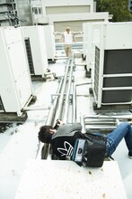 小沢道成（奥）を撮影する竪山隼太。（撮影：平岩享）