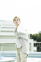 自ら上着を脱ぎ始めた、竪山隼太が撮影した小沢道成。