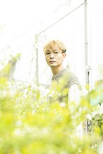 平岩享先生のアドバイスを受けて、前ボケの撮影に挑戦。竪山隼太が撮影した小沢道成。