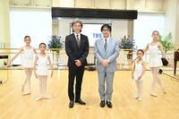 子供たちと熊川哲也（中央左）、佐々木卓TBSホールディングス代表取締役社長（中央右）。