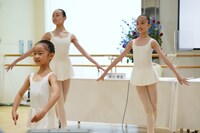 記者会見中に披露された、子供たちによるパフォーマンスの様子。