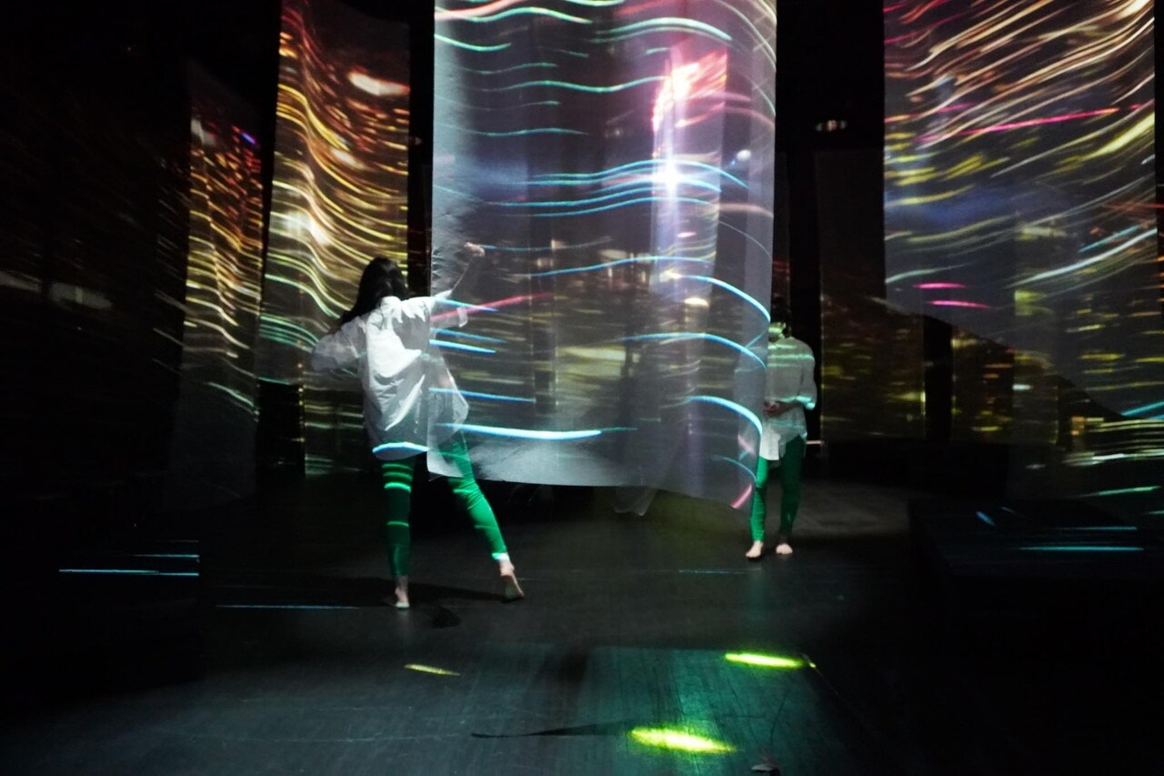 この場所に集った人々と「距離のない旅」に、Nibrollの回遊型パフォーマンスが開幕