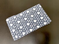 裏梅の紋が華やか。よく見ると、兄・福之助が紹介した浴衣との共通点も。