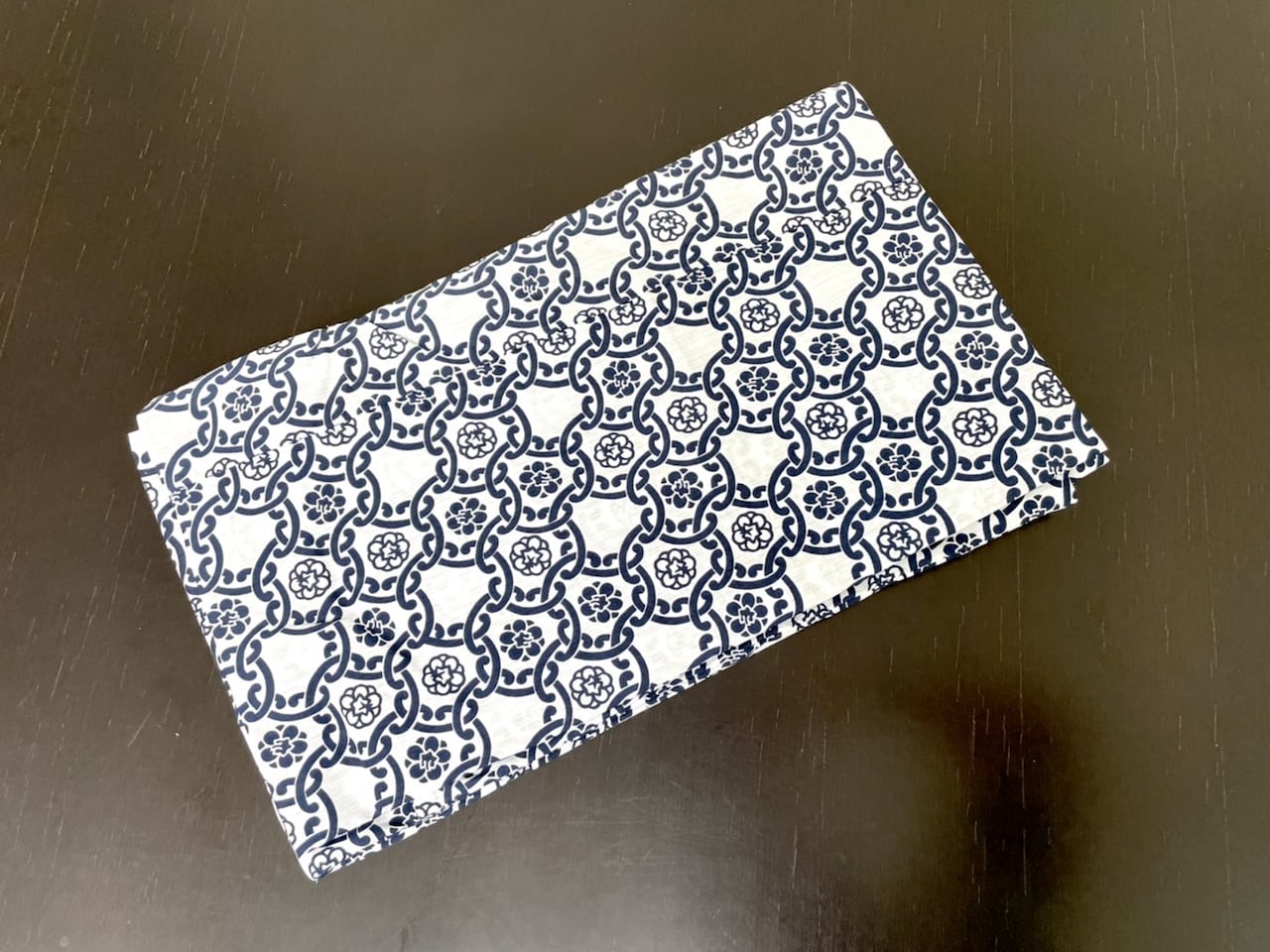 裏梅の紋が華やか。よく見ると、兄・福之助が紹介した浴衣との共通点も。