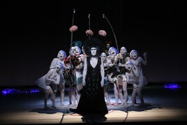 大駱駝艦の創立50周年記念2本立て公演の2本目「はじまり」が開幕