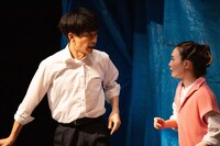 「ここは居心地がいいけど、もう行く」より。（撮影：鈴木竜一朗）