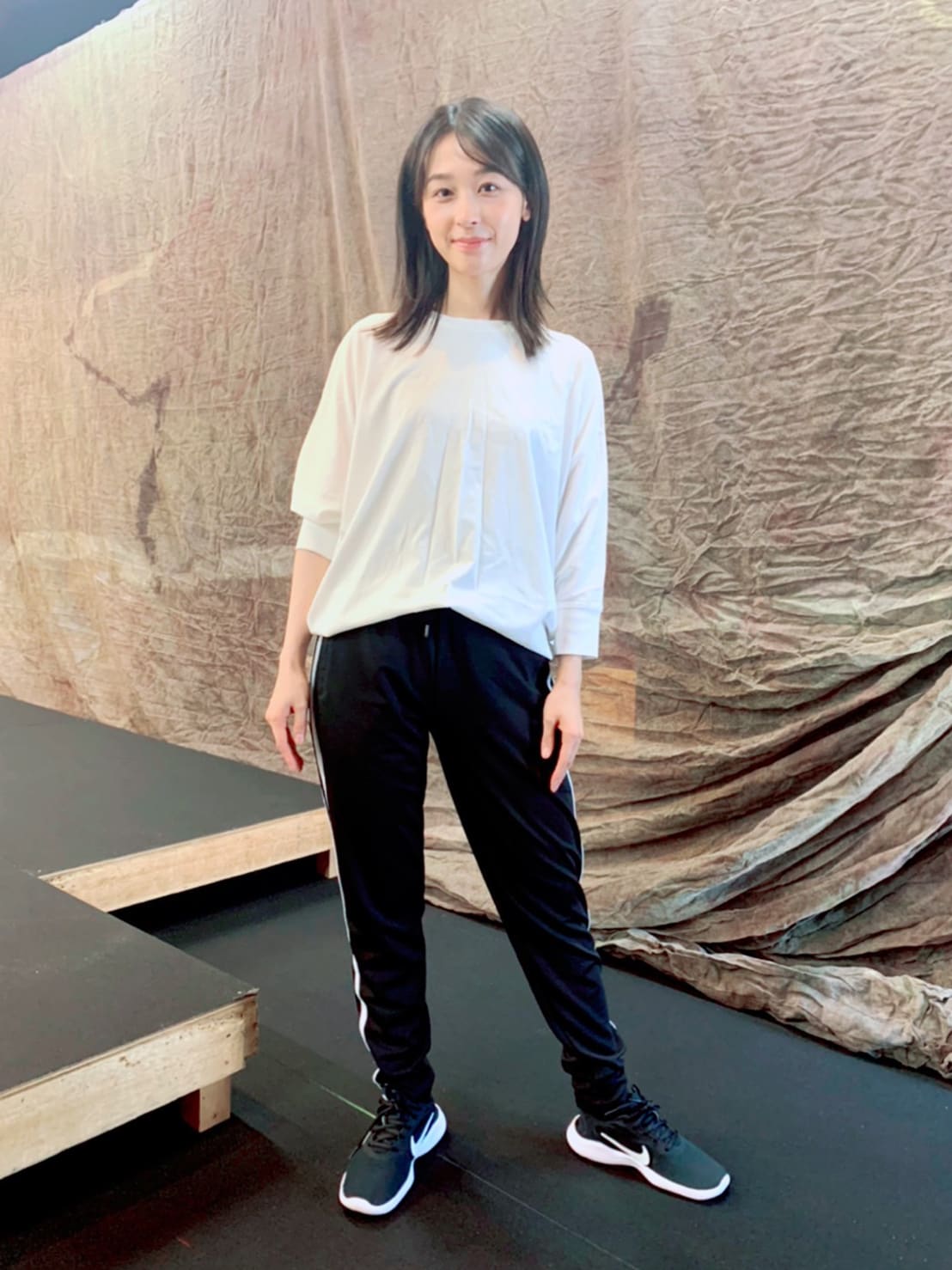 ラフなモノトーンコーデ。万全な状態で稽古に臨むために“冷え”対策を意識して。