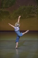 「新国立劇場バレエ団 こどものためのバレエ劇場 2022「ペンギン・カフェ」より。（撮影：鹿摩隆司）