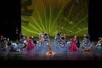 「新国立劇場バレエ団 こどものためのバレエ劇場 2022「ペンギン・カフェ」より。（撮影：鹿摩隆司）